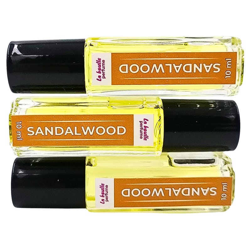 Pode incluir: Tr&ecirc;s frascos de perfume de s&acirc;ndalo de 10 ml com aplicador de bola. Os frascos s&atilde;o de vidro transparente com tampas pretas e etiquetas amarelas que dizem "SANDALWOOD" e "La boulle perfume".