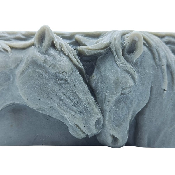 Savon 2 chevaux. Charbon actif. Fait main. Huile essentielle naturelle de bois de santal. Cadeau. Respectueux de la peau. Vendeur britannique.