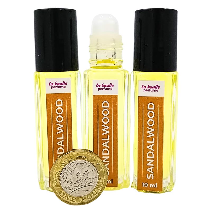 Pode incluir: Tr&ecirc;s frascos de perfume de s&acirc;ndalo de 10 ml em formato roll-on. Os frascos s&atilde;o de vidro transparente com tampas pretas e etiquetas que dizem "La boulle perfume" e "SANDALWOOD".