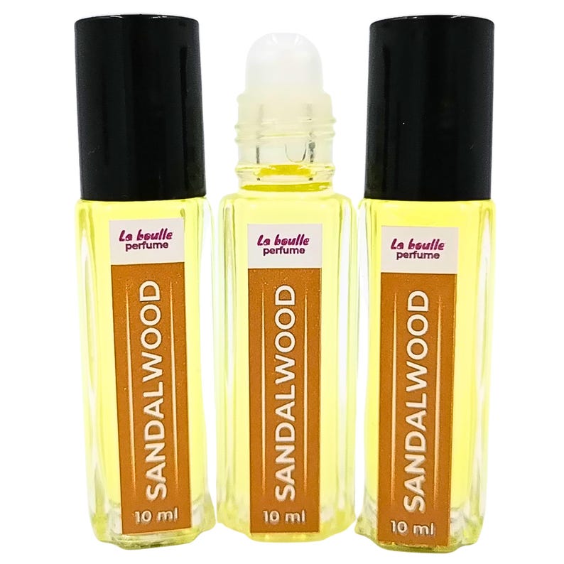 Pode incluir: Tr&ecirc;s frascos de perfume de s&acirc;ndalo de 10 ml com aplicador de rolagem, etiquetados "La boulle perfume".