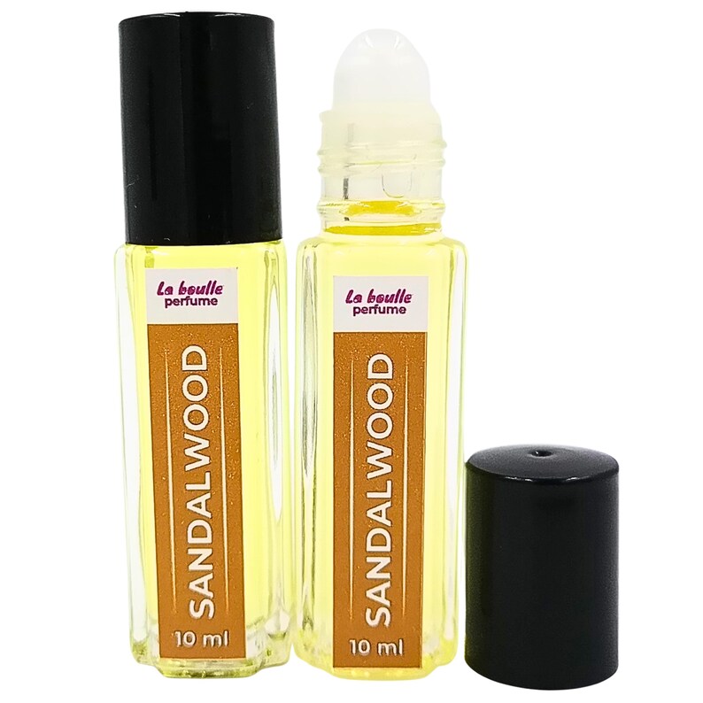 Pode incluir: Duas garrafas de vidro &acirc;mbar de 10 ml com tampas pretas e etiquetas. As etiquetas dizem "La bouille perfume" e "SANDALWOOD".