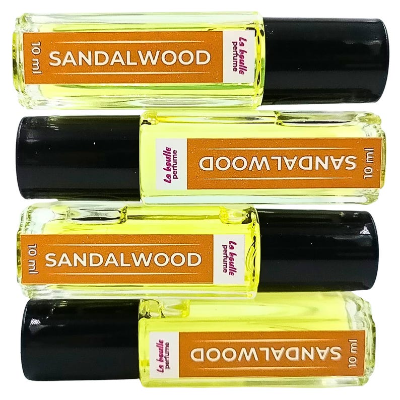 Pode incluir: Quatro frascos de 10 ml de &oacute;leo de perfume de s&acirc;ndalo. Cada frasco tem uma tampa preta e um r&oacute;tulo que diz "La Boulle Perfume" e "SANDALWOOD".