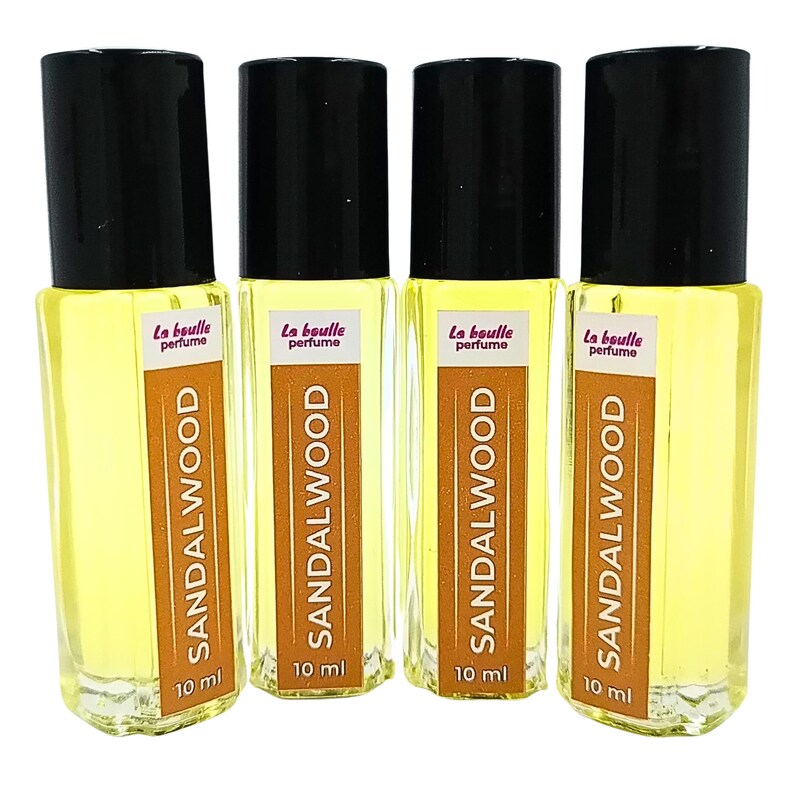 Pode incluir: Quatro garrafas de vidro &acirc;mbar com tampas pretas e etiquetas que dizem "SANDALWOOD" e "La boulle perfume". Cada garrafa cont&eacute;m 10 ml de l&iacute;quido.