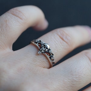 Delicato anello gotico con teschio in argento sterling / Anello sottile impilabile / Corona in zirconia cubica / Gioielli Dark Academia
