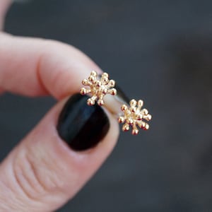 Orecchini a bottone con dente di leone in oro 14k, orecchini a bottone con fiori