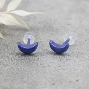 Blaue Halbmond-Ohrstecker, Nachthimmel-Schmuck, Keramik-Mondohrringe, winzige himmlische Ohrstecker, Geschenk für Sternenbeobachter