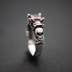 Bague tête de mort gothique foncé en argent sterling 925 avec trois têtes de mort, bague de fiançailles tête de mort, bague squelette, bague de sorcière