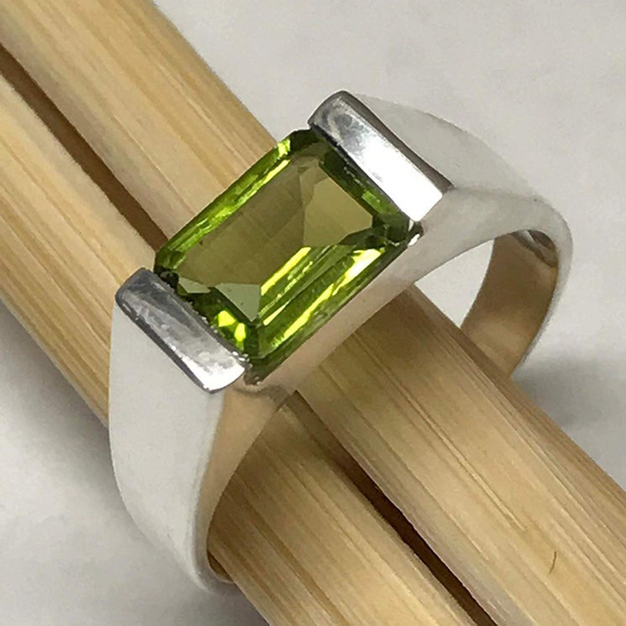 14k YELLOW GOLD RIBBED STEP BAND SOLITAIRE .75ct ROUND PERIDOT RING –  Sumpters Jewelry