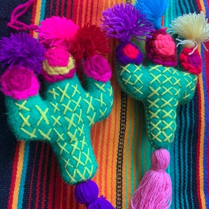 Nappe di cactus Pompon messicani fatti a mano Amanti dei cactus Splendidi colori vivaci Ricami messicani Decorazioni per borse hippie realizzate artigianalmente