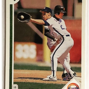 Puede incluir: Tarjeta de béisbol con Luis Gonzalez de los Astros de Houston. La tarjeta muestra a Gonzalez con uniforme blanco y azul, atrapando una pelota. La tarjeta tiene un borde verde y el logo Upper Deck.