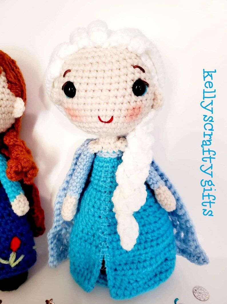 Muñecas de ganchillo hechas a mano de Anna y Elsa: Personajes de la película Frozen en amigurumi imagen 2