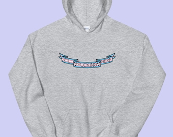 Nog steeds aan het neuken hier hoodie | Ongecensureerde variant | Miss Major Griffin-Gracy Transgender Pride Tribute