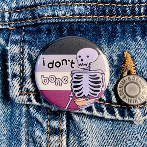 I Don't Bone Asexual Pride Button | Spooky Halloween LGBTQ Pun