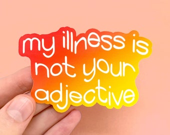 Pode incluir: Um adesivo com um fundo degradê de vermelho, laranja e amarelo. O adesivo diz "my illness is not your adjective" em texto branco.