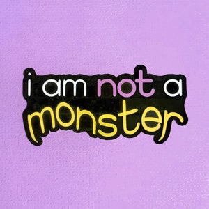 Je ne suis pas un autocollant Monster Intersex Pride Jeu de mots LGBTQ effrayant pour Halloween Die-Cut