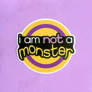 Ik ben geen Monster Intersex Pride Sticker Spookachtige Halloween LGBTQ-woordspeling Circle