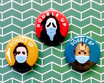 Botón de villano de terror "Double Up" / Juego de palabras de Halloween para concienciar sobre las máscaras