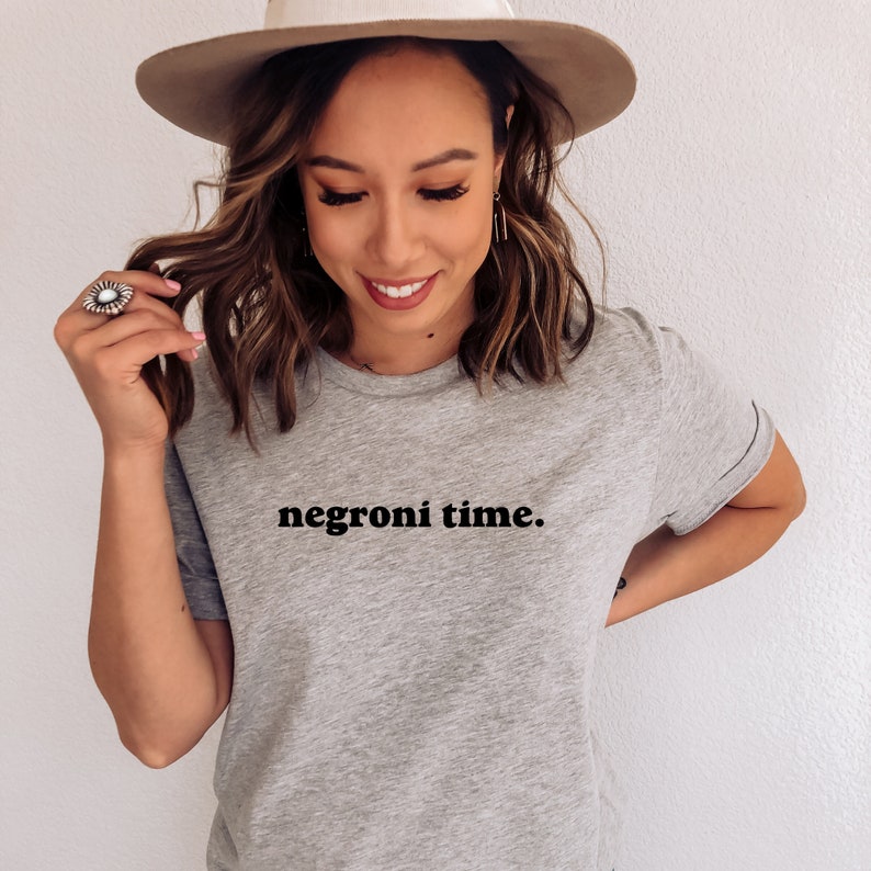 Może przedstawiać: Szary T-shirt z nadrukiem "negroni time." w kolorze czarnym.