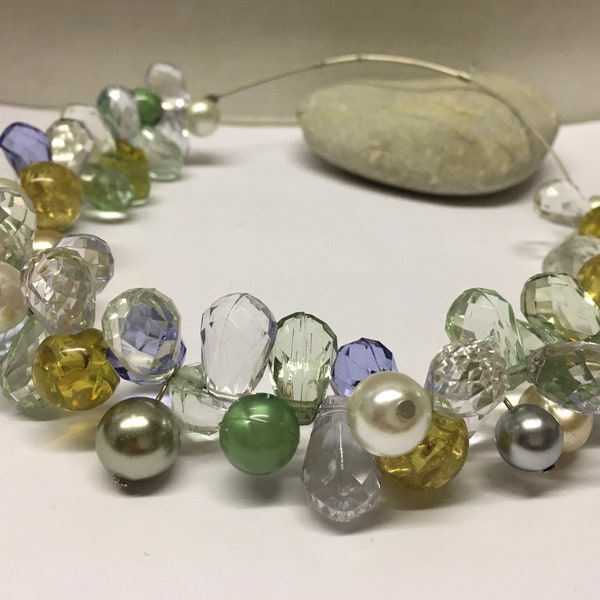 Kette, Collier, aus verschiedenen Perlen, Edelstahldraht, Steckverschluß versilbert, Länge ca. 45 cm