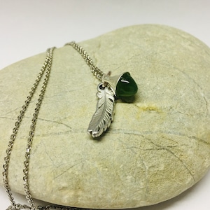 Collana con pendente in giada e piuma argentata, catena a palline in argento 925, lunghezza 42/45 cm variabile