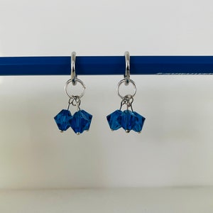 Boucles d&#39;oreilles, créoles, plaquées argent, pierres de verre taillées de Swarovski® en bleu, longueur environ 25 mm