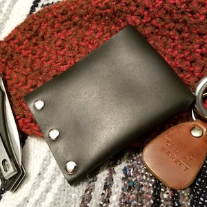 Cartera de piel - Bifold - Piel negra - Remaches (latón o niquelado) - Hecha a mano