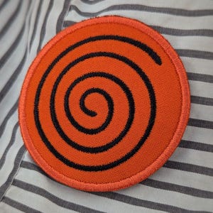 Pode incluir: Uma placa de madeira rústica com o texto "Welcome to our home" em letras brancas. A placa apresenta um acabamento desgastado e um design simples e convidativo, ideal para a entrada.