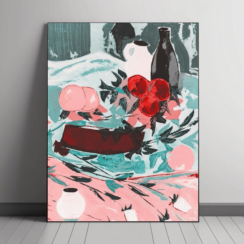 Puede incluir: Una pintura de bodeg&oacute;n con una jarra blanca, una botella marr&oacute;n oscura y fruta roja sobre un mantel estampado en rosa y azul verdoso.