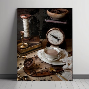 K&ouml;nnte beinhalten: Ein Stillleben mit einer Tasse Kaffee, einer antiken Waage, einer Garnrolle, einem Messingkerzenhalter und einer Sch&uuml;ssel mit Kaffeebohnen. Das Bild ist auf einem Tisch mit einer Zeitung und einem Holzbrett platziert.