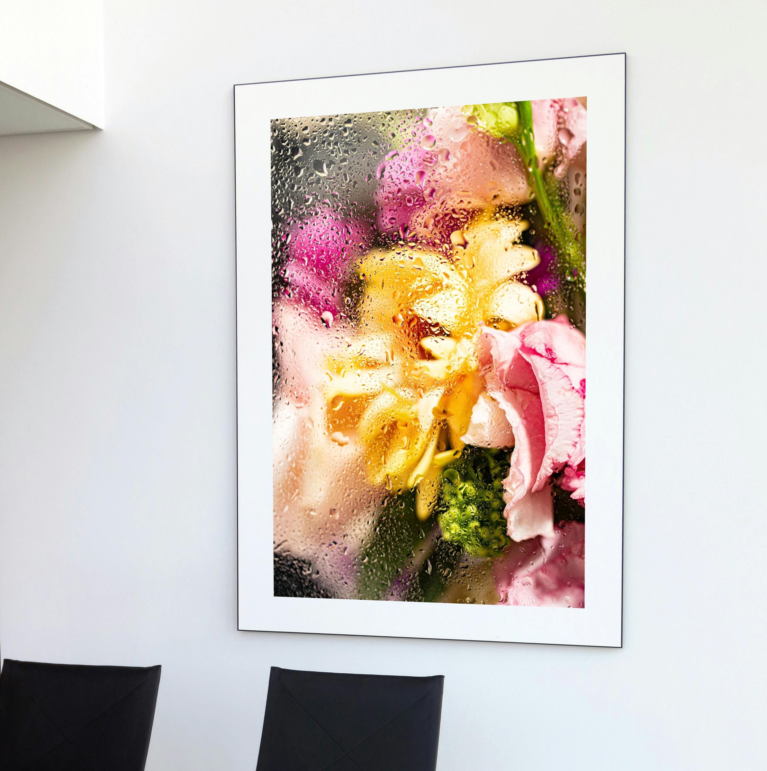 抽象的な花のデジタルアート - 雨のガラスの背後にある鮮やかな花、高