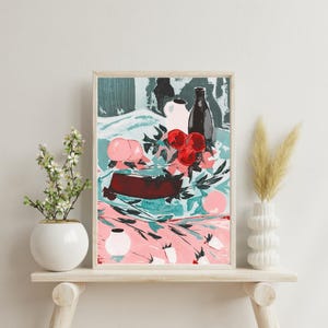 Puede incluir: Una pintura de bodeg&oacute;n con una gama de colores rojo, blanco y negro. La pintura representa un jarr&oacute;n, una botella y fruta sobre una mesa con un mantel rosa y verde.