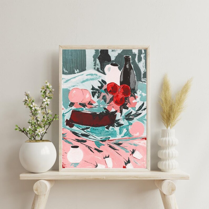 Puede incluir: Una pintura de bodeg&oacute;n con una gama de colores rojo, blanco y negro. La pintura representa un jarr&oacute;n, una botella y fruta sobre una mesa con un mantel rosa y verde.