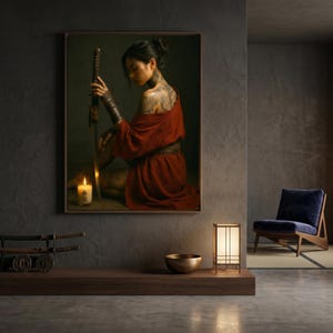 Könnte beinhalten: Ein gerahmter Wandkunstdruck, der eine Person mit dunklem Haar und Tätowierungen in einem dunkelroten Gewand zeigt, die ein Katana-Schwert neben einer brennenden Kerze hält. Das Kunstwerk befindet sich in einem Raum mit einem Holzregal, einer Metallschale, einer Lampe und einem blauen Stuhl.