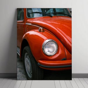 Gros plan vintage de coccinelle Volkswagen rouge - oeuvre d&#39;art murale de voiture rétro pour les amateurs d&#39;automobiles classiques