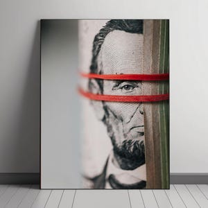 Stampa artistica di denaro: banconota da un dollaro con bande rosse (download digitale)