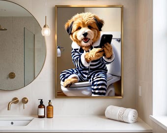 Puede incluir: Una obra de arte enmarcada en oro representa a un perro con pijama a rayas azules y blancas sentado en un inodoro, absorto en un teléfono inteligente. El perro tiene pelo marrón y negro. La obra está en un baño moderno.