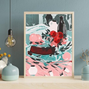 Puede incluir: Una pintura de bodeg&oacute;n con un fondo azul verdoso y rosa con fruta roja y rosa, una botella marr&oacute;n oscura y un jarr&oacute;n blanco. La pintura est&aacute; enmarcada en un marco de madera claro.