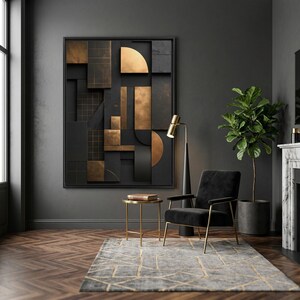 Op de afbeelding: Een moderne woonkamer met een groot abstract kunstwerk met zwarte en gouden geometrische vormen. De kamer omvat een zwarte fauteuil, een gouden bijzettafel, een patroonkleed en een vloerlamp.