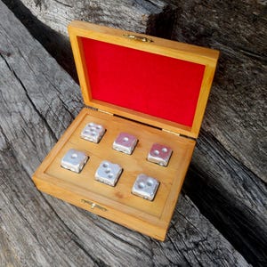 Lot de 6 dés en aluminium dans une boîte en bois, cadeau d&#39;anniversaire en étain, dés en aluminium, cadeau d&#39;anniversaire de 10 ans, dés d6, jeu de table, dés faits main