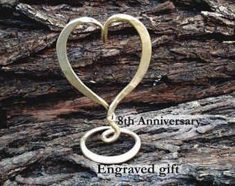Corazón de bronce forjado a mano, regalo de octavo aniversario, grabado personalizado.