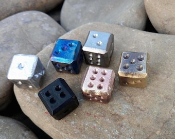 Handgemaakte metalen dobbelsteenset: ijzer, brons, koper, aluminium, titanium, roestvrij staal