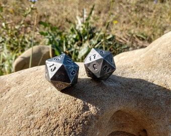 Dés en fer d20, lot de 2 dés en fer d20, jeux de table, jeu de société, dés forgés, ensemble de dés en métal pour D&D, cadeau en fer, cadeau des 20 ans, pour lui