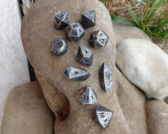 Handgesmede ijzeren D&D-dobbelset: 10 metalen dobbelstenen voor tafelspellen