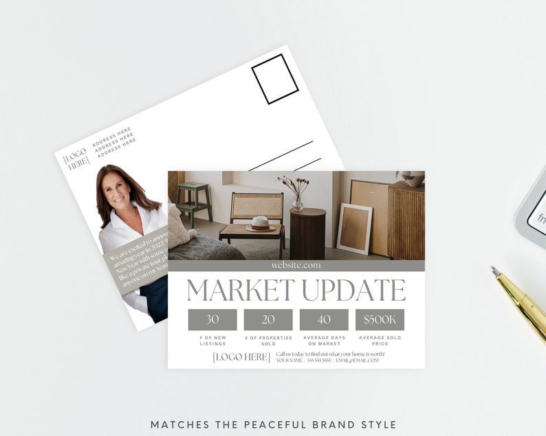 K&ouml;nnte beinhalten: Eine grau-wei&szlig;e Postkarte mit einem Foto eines modernen Wohnzimmers. Der Text auf der Postkarte lautet "Markt-Update" und enth&auml;lt Statistiken &uuml;ber den Immobilienmarkt, wie z. B. die Anzahl der neuen Angebote, die durchschnittliche Zeit auf dem Markt und den durchschnittlichen Verkaufspreis. Die Postkarte enth&auml;lt auch eine Website-Adresse und Kontaktinformationen.