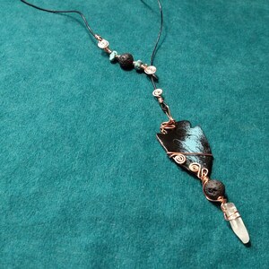 Halsband med eterisk olja, pilspets i trådlindad emalj, lavasten, kvartskristall, ett unikt hantverksmässigt aromaterapismycke.