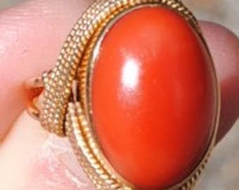 VINTAGE Cocktail Ring -- Solid 18K Gold -- Natural Coral -- Retro Jewelry -- 1960s -- Handmade in Italy -- Conversation Piece -- The Crown