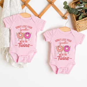 Wir sind die Zwillinge Bodysuits - Zwillings-Mädchen-Jungen-Schwangerschafts-Outfits - Geburtsanzeige Baby-Einteiler-Hemden - Donut-Thema