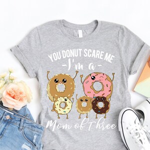 Camiseta de mamá de 3 - Camiseta &quot;No me asustas, soy mamá de tres&quot; - Camiseta divertida del Día de la Madre - Camiseta divertida y linda de la familia de donas - Camiseta de mamá de 3