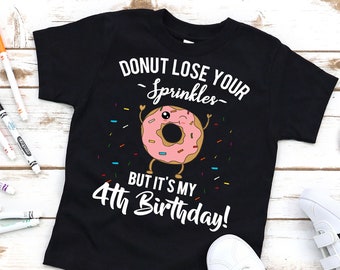 4歳の誕生日の面白いドーナツの格言Tシャツ - ドーナツはスプリンクルをなくして4歳になる (4歳の誕生日パーティー) 幼児用シャツ ドーナツテーマの誕生日衣装