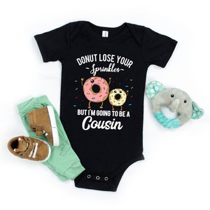 Ich werde ein Cousin Baby Body - Schwangerschaft offenbaren Cousin Shirt - Donut Verlieren Sie Ihre Streusel Lustige Schwangerschaft Ankündigung Baby Outfit